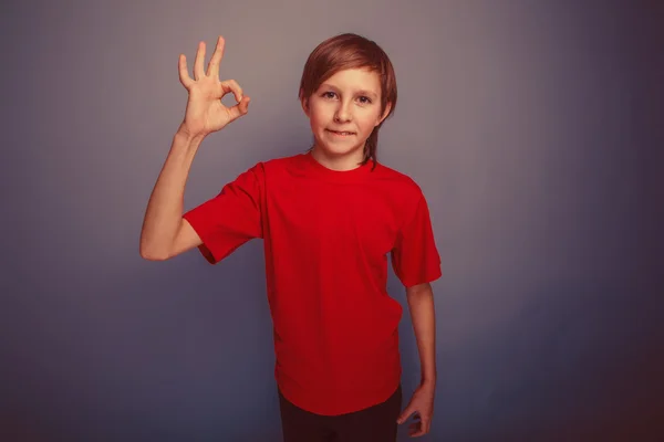 Adolescente niño doce años de edad aspecto europeo en una camisa roja — Foto de Stock