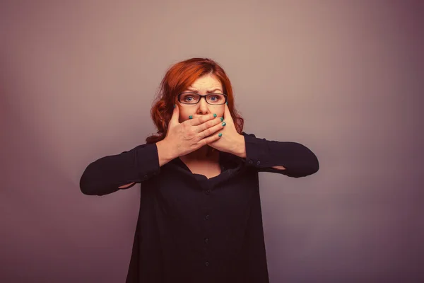 Evropská vzhled žena s brýlemi v černé košili pokrytí — Stock fotografie