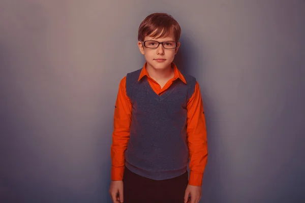 Europese uitziende jongen van tien jaar in glazen award portret op g — Stockfoto