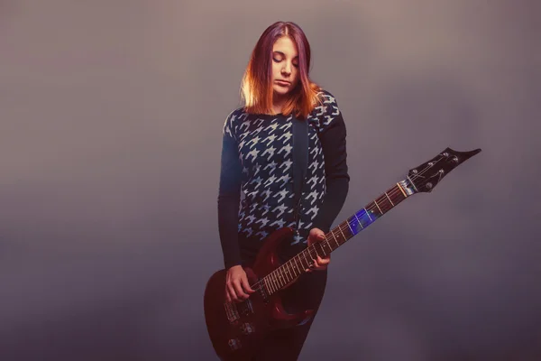 Europejskiej szuka dziewczyny dwadzieścia lat trzyma gitarę w jego — Zdjęcie stockowe