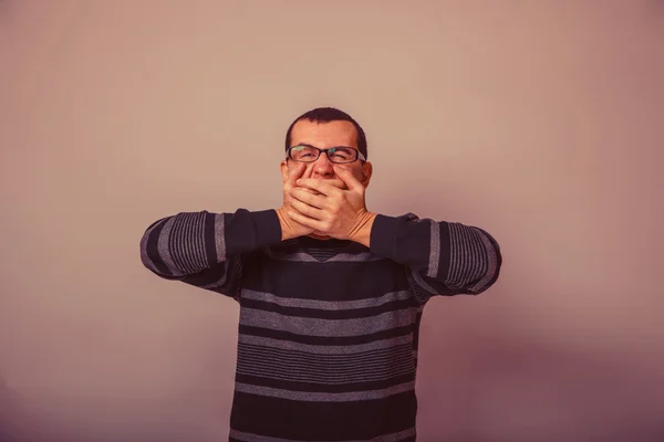 Avrupa görünümlü adam gözlüklü, 30 yıl ağzını kapalı — Stok fotoğraf