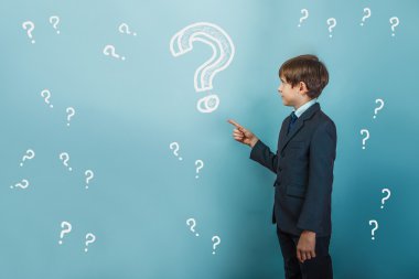 bir çocuk on iki Avrupa görünüm boş bir soydan tutan takım elbiseli