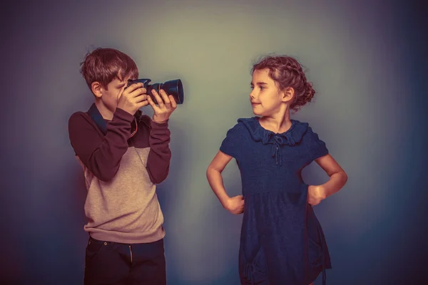 Tonårspojke omkring sju år gammal tjej fotograferad på en YRK — Stockfoto