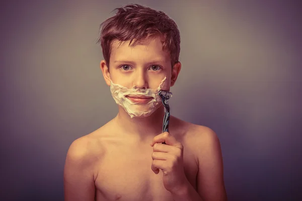 The boy of the European appearance decade person shaves, shaving — Stock Photo, Image