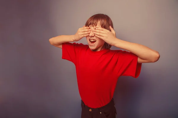 Jongen tiener Europese verschijning in een rood shirt gesloten ogen met — Stockfoto