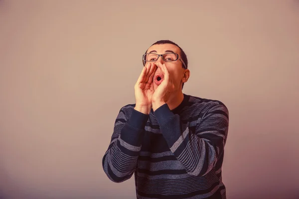 European-looking man of 30 years with glasses,  calling, shoutin — Stock fotografie