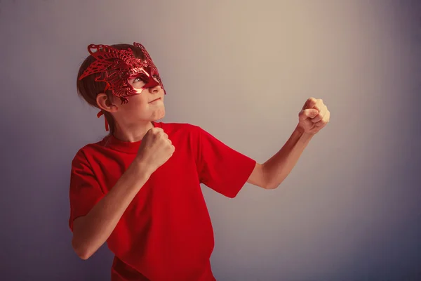 男孩少年在红色衬衫在掩码中，超级英雄十二年 — 图库照片