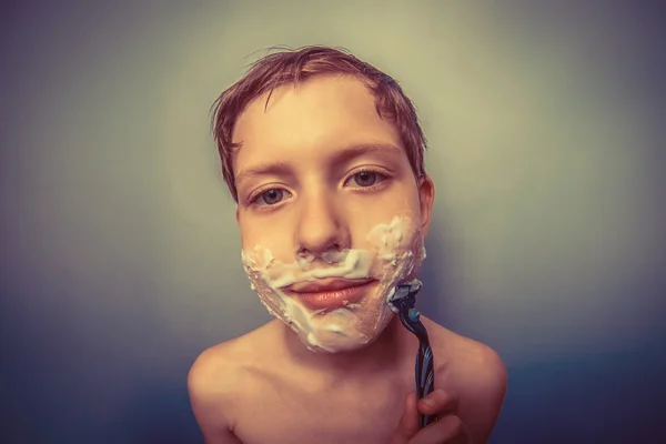 Мальчик европейского внешнего вида десятилетие человек бреется, бреется — стоковое фото