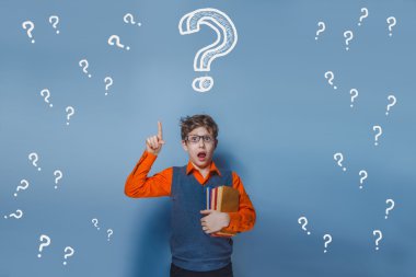 bir çocuk on iki Avrupa görünüm boş bir soydan tutan takım elbiseli