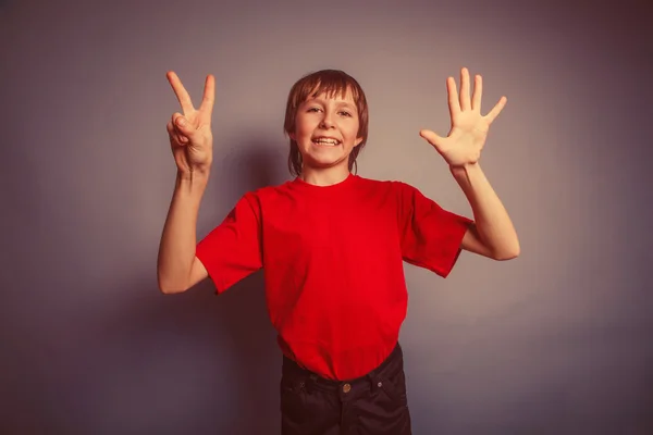 Europeiska-ser pojke på tio år visar nummer sju finger — Stockfoto