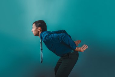 bir adam Avrupa görünüm bir gri sırt ağrısı otuz yıl