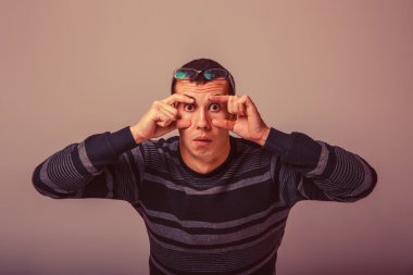 Avrupa görünümlü erkek yaklaşık otuz brunet gözlerle uzanır