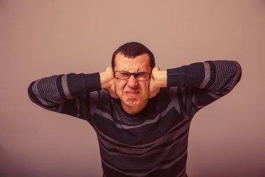 Avrupa görünümlü adam gözlüklü, ellerini coverin 30 yıl