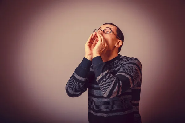 Masculino de aparência europeia morena gritos colocar suas mãos para o seu — Fotografia de Stock