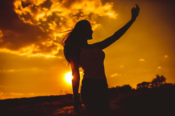 Self woman photo sELF at sunset Nature relieves himself on a cel — Stok fotoğraf
