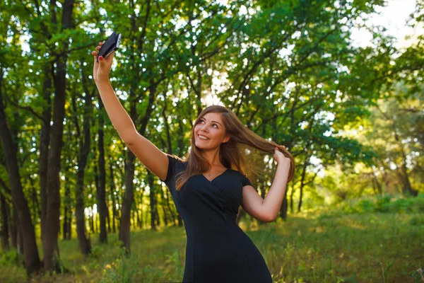 Woman girl sELF outdoors photo makes self smiling blonde in a bl — Stok fotoğraf