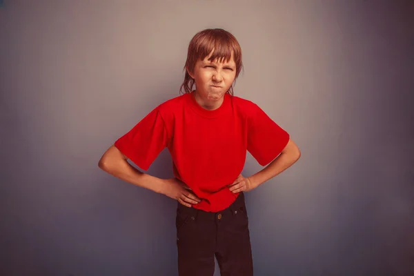 Мальчик, подросток, 12 лет в красной рубашке, руки в боку — стоковое фото