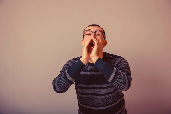 Evropská vypadající muž 30 let s brýlemi, volání, křik — Stock fotografie