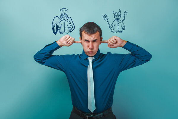 бизнесмен, закрывающий уши, шепчет мысли ангела
 