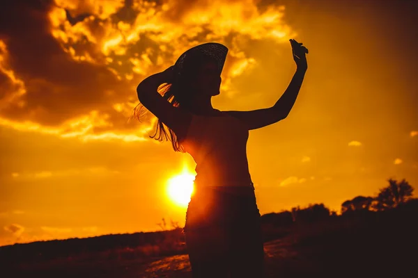 Auto donna foto sELF al tramonto La natura si allevia sul cellulare — Foto Stock
