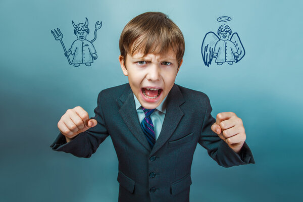 Мальчик двенадцати лет в костюме с пустой корочкой.
