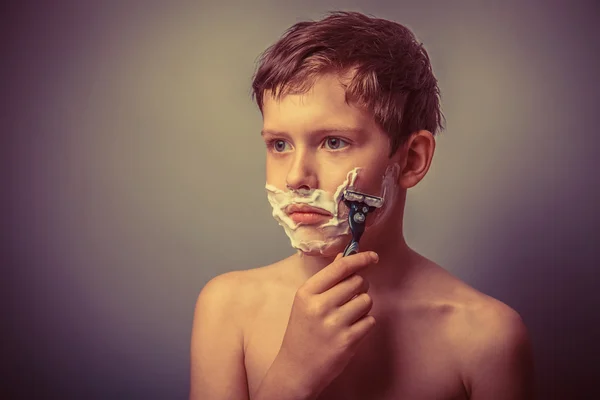 Teen boy senza maglietta aspetto europeo in schiuma di capelli castani su fac — Foto Stock