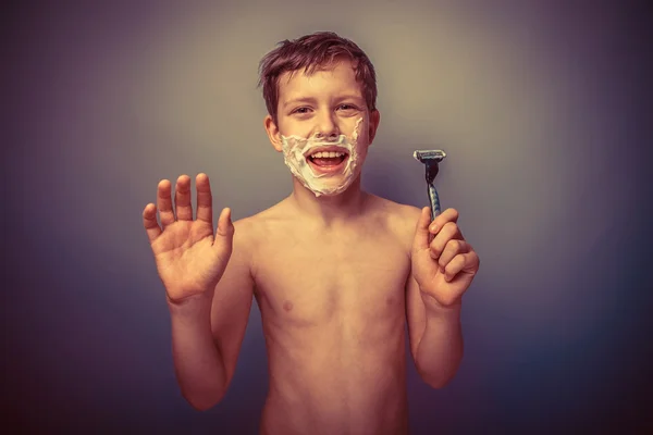 Teen boy senza maglietta aspetto europeo in schiuma di capelli castani sul suo — Foto Stock