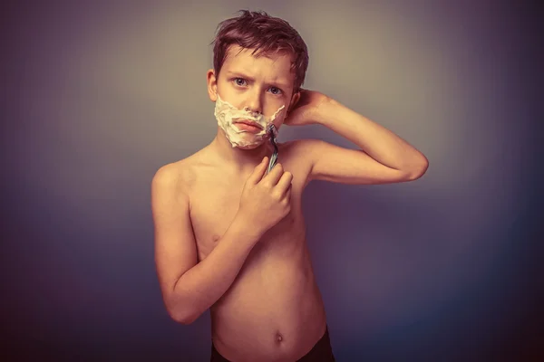 Adolescente menino sem camisa aparência europeia em espuma de cabelo marrom em seu — Fotografia de Stock