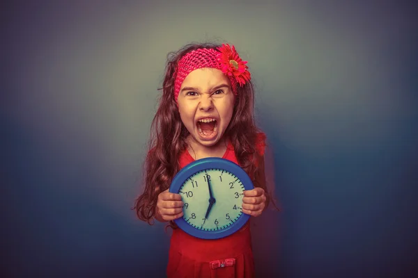 Adolescente chica de europeo apariencia sostiene cinco relojes abierto su mo — Foto de Stock