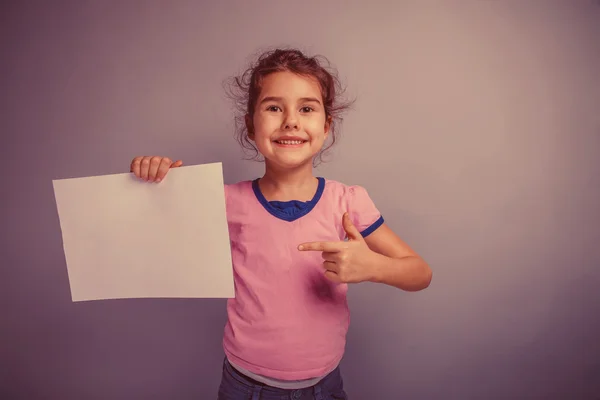 Ragazza bambino 6 anni di aspetto europeo tiene un foglio pulito su — Foto Stock