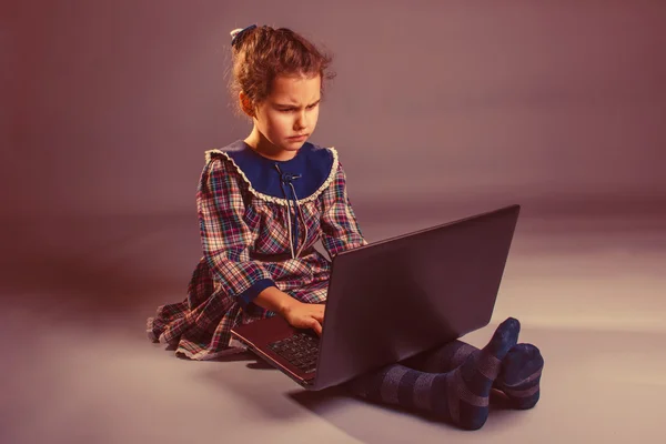 Meisje kind Teen 7 jaar, van Europees uiterlijk brunette is blik — Stockfoto