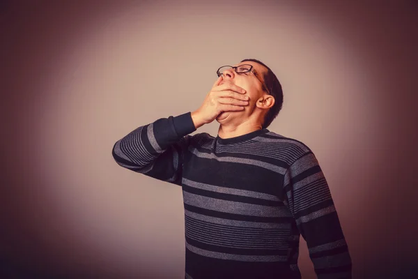 Male of European appearance brunet covered his mouth with his ha — Stock Photo, Image