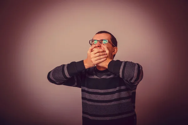 Άνδρα της Ευρωπαϊκής εμφάνιση brunet καλύπτει το στόμα χασμουρητό, εκτροπής — Φωτογραφία Αρχείου