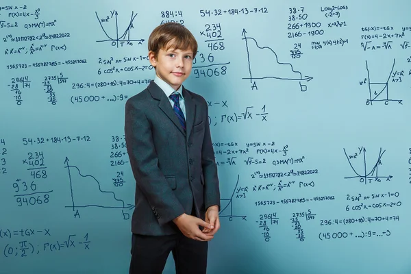 Un niño de doce años de apariencia europea en un traje con una manta en blanco —  Fotos de Stock