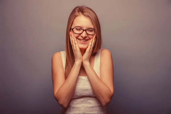 Europese uitziende meisje van twintig jaar met een bril, verrassen, ha — Stockfoto