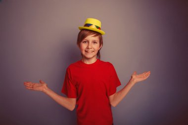 On yıllık Avrupa görünümlü oğlan yaymak kollarını şapkasını bir