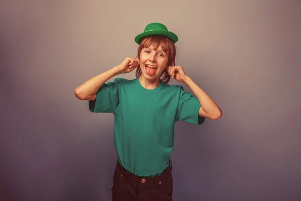 Europeu-olhando menino de dez anos smiley mostra a língua em um — Fotografia de Stock