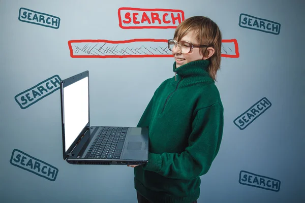 Ein zwölfjähriger Junge mit europäischem Aussehen in einem Anzug, der einen unbeschriebenen Blatt hält — Stockfoto