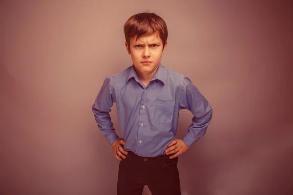 Porträtt av en tonårig pojke rynkar brunt hår av Europeiska visas — Stockfoto