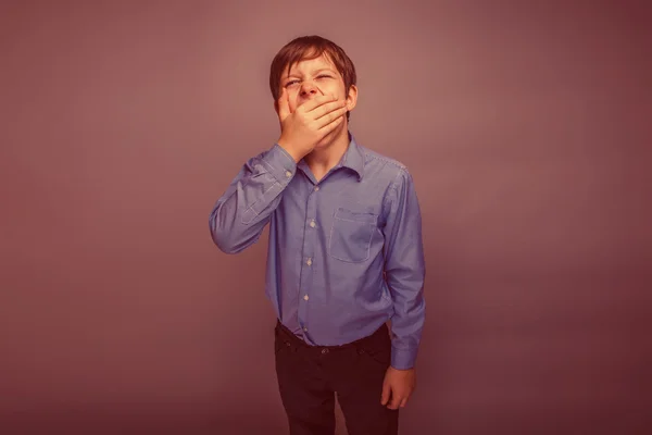 Teenager boy 10 years of European appearance brown hair yawns co — Stock Photo, Image