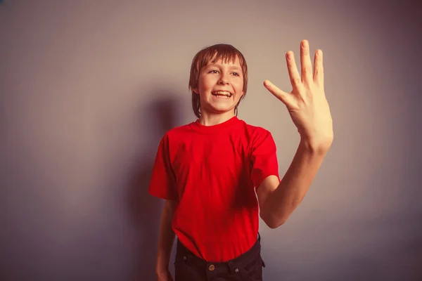 Европейский мальчик десяти лет показывает цифру четыре пальца на — стоковое фото