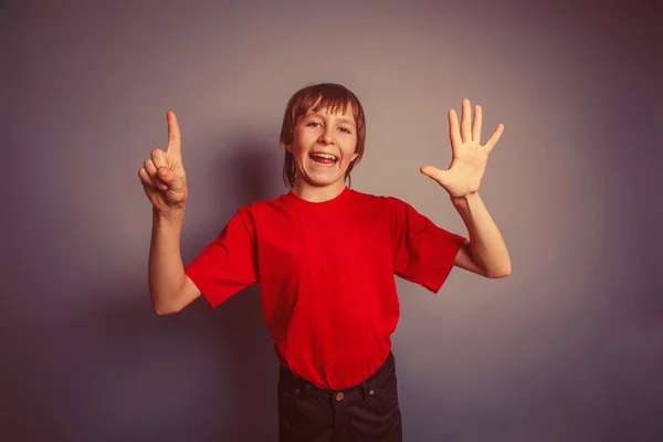 European-looking boy of ten years shows a figure six fingers on — Stock Photo, Image