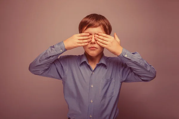 Adolescente chico 10 años marrón pelo caucásico apariencia ojos cerrar Imagen De Stock