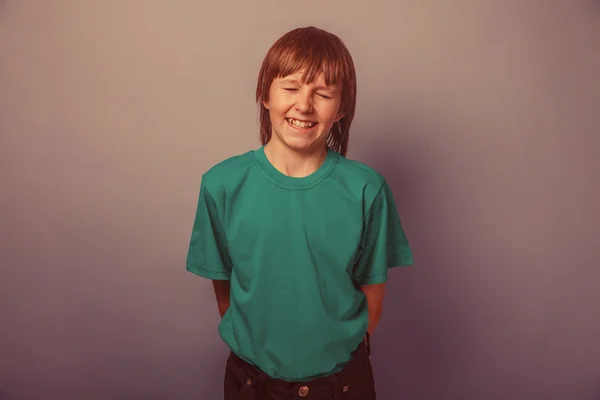 Europese uitziende jongen van tien jaar van gelach, een glimlach, een grap-o — Stockfoto