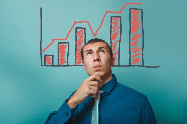 Businessman thinking man holds his chin looks upward graph growt — Stockfoto