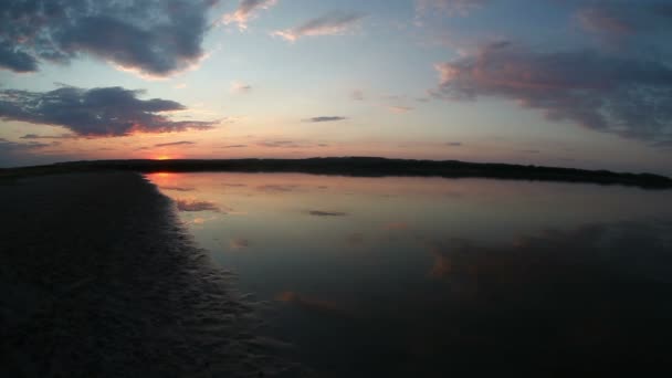 日落湖太阳自然晚上红色天空河的景观视频美丽的倒影 — 图库视频影像