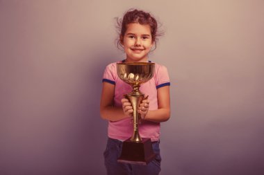 onun han bir kaba Avrupa görünüm 6 yaşındaki kız çocuğu tutar