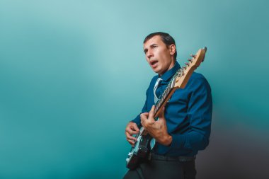 bir adam Avrupa görünüm gitar çalma otuz yıl bir