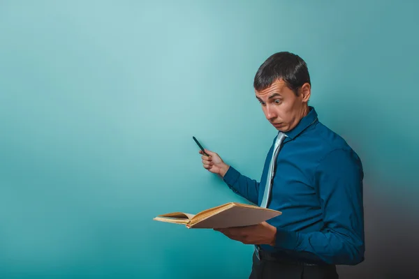 Een man van Europees uiterlijk dertig jaar een leraar met een bo — Stockfoto