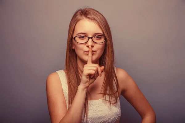 Europejskiej szuka dziewczyny dwadzieścia lat w okularach, palec do li — Zdjęcie stockowe
